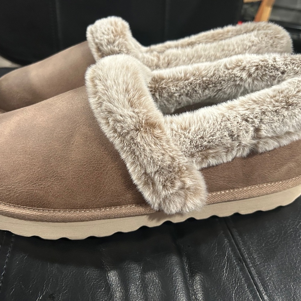 Skechers Cozy Up Tan Plush Women's Slippers indoor outdoor NWOT